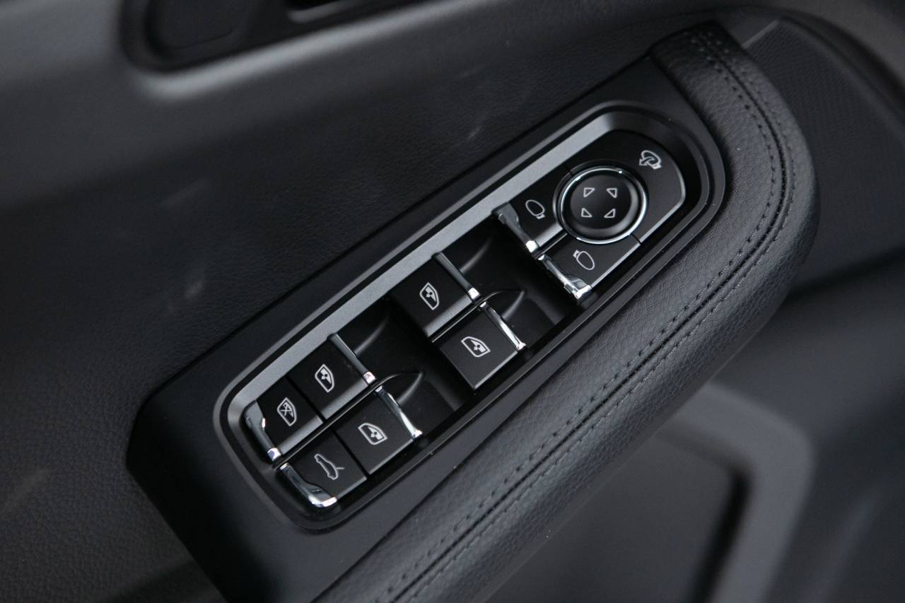 Thumbnail: 2026 Porsche Macan - 26