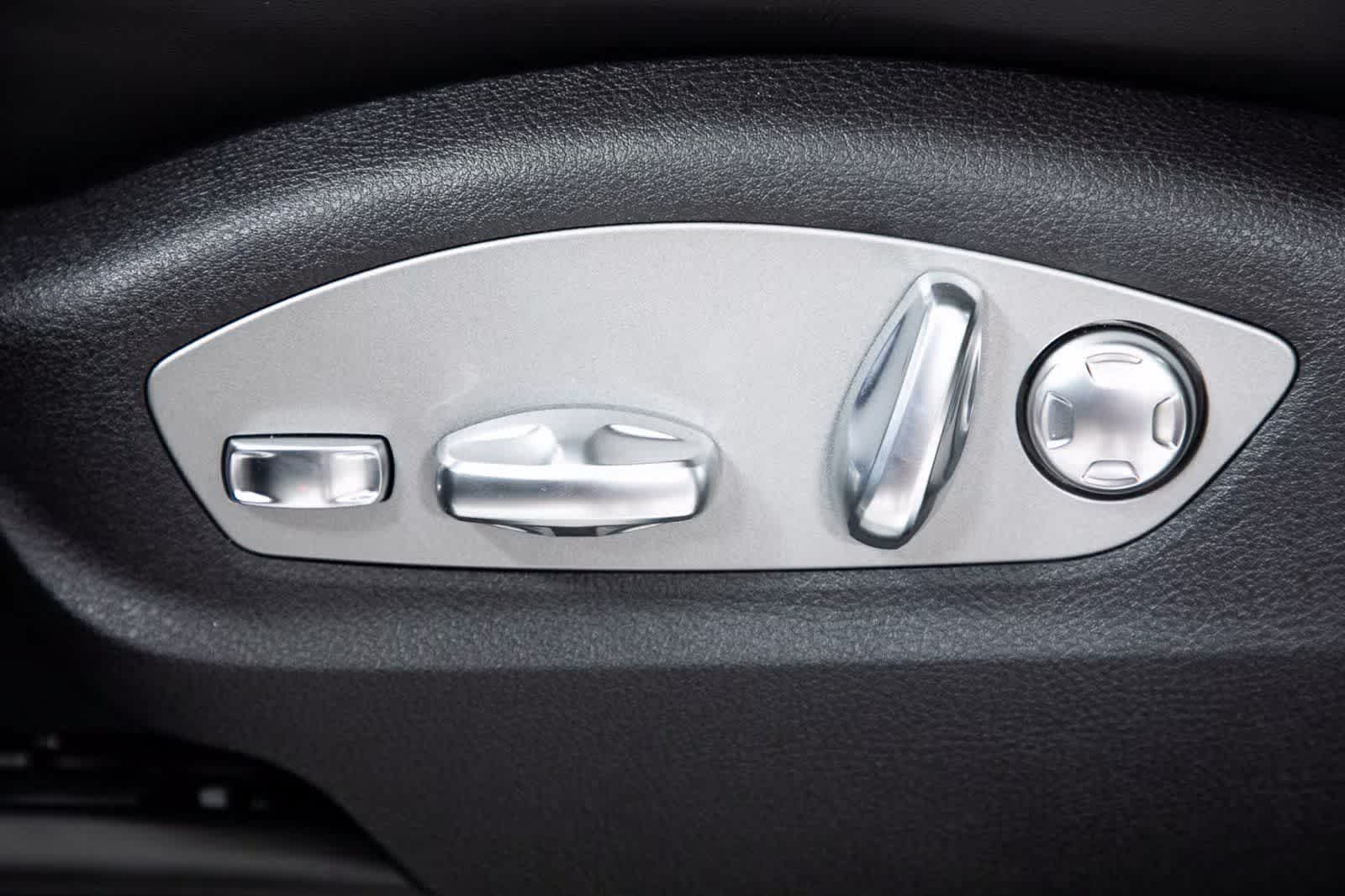 Thumbnail: 2025 Porsche Macan - 17