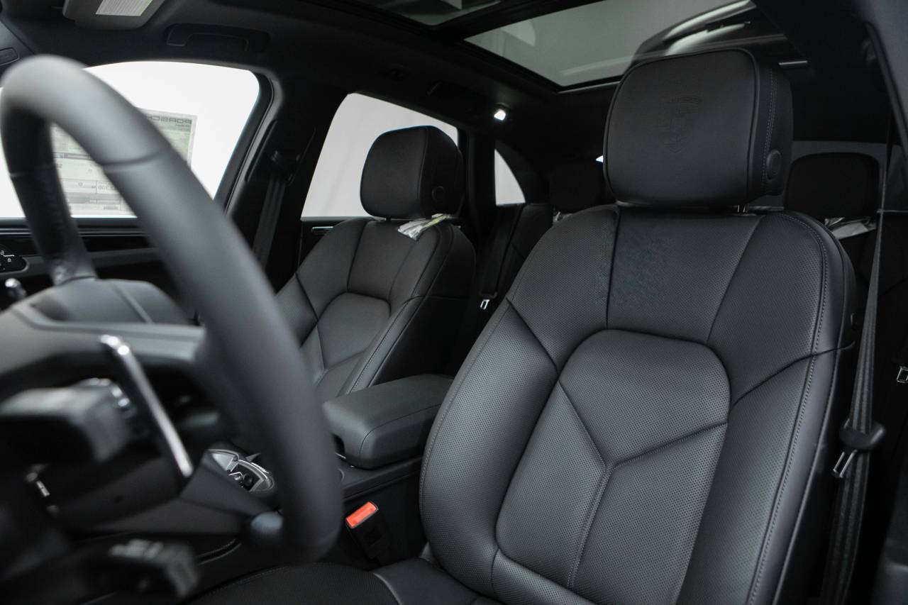 Thumbnail: 2026 Porsche Macan - 5