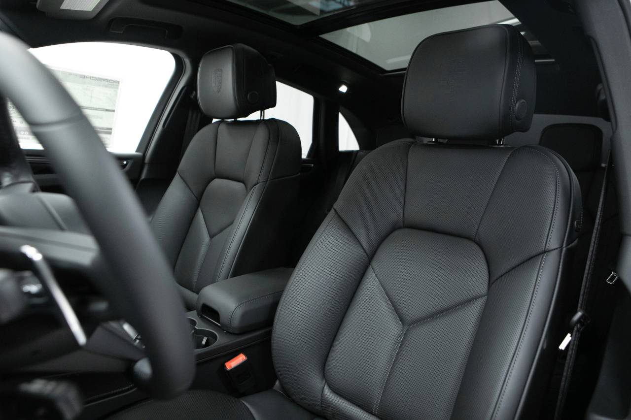 Thumbnail: 2026 Porsche Macan - 5