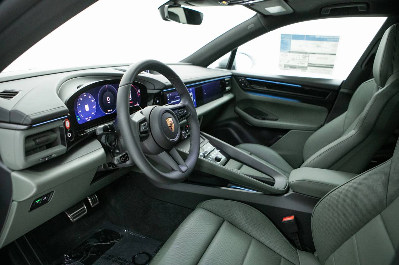 Thumbnail: 2026 Porsche Macan - 4