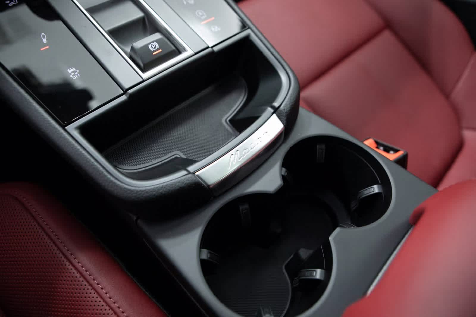 Thumbnail: 2025 Porsche Macan - 25