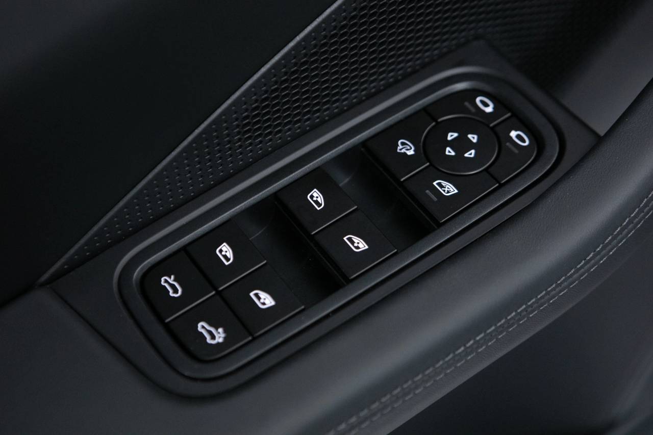 Thumbnail: 2025 Porsche Macan - 26