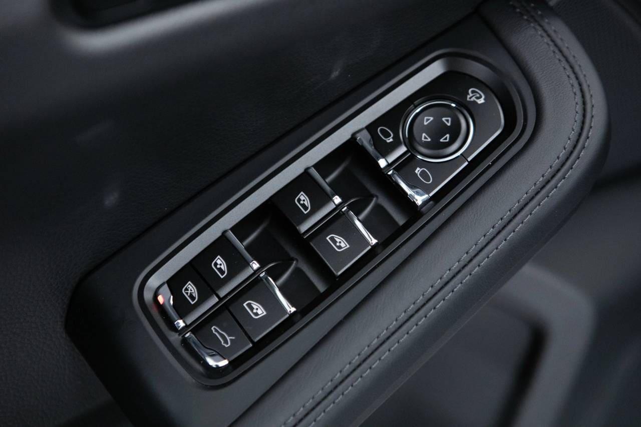 Thumbnail: 2026 Porsche Macan - 26