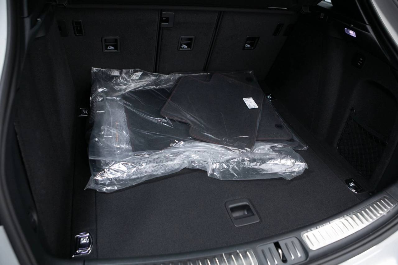 Thumbnail: 2026 Porsche Macan - 31