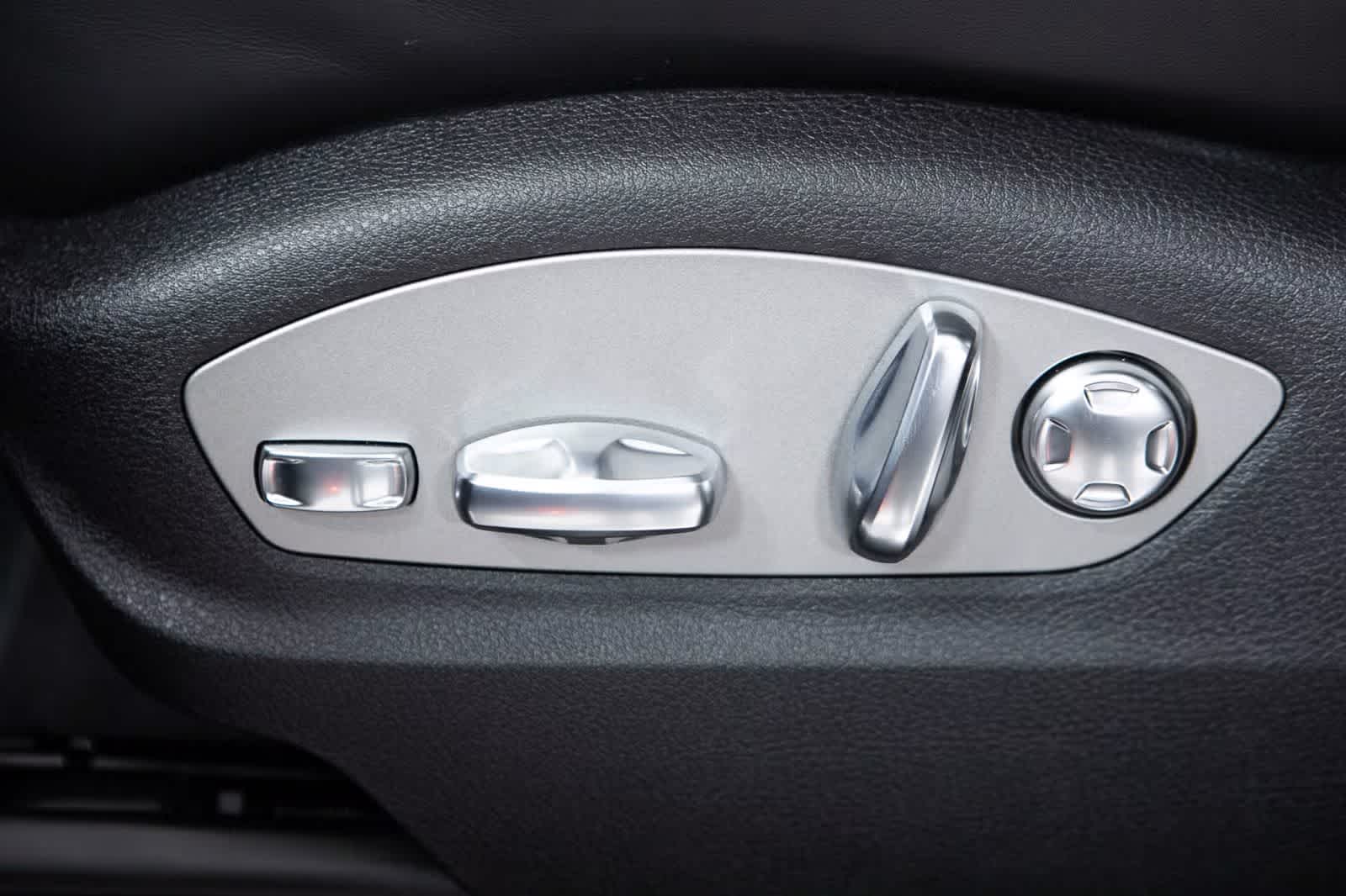 Thumbnail: 2026 Porsche Macan - 24