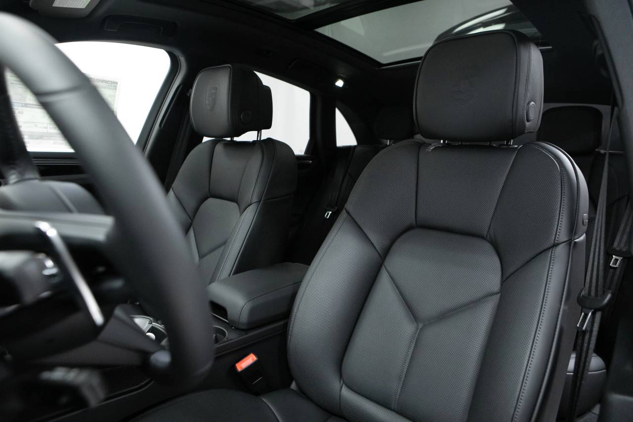 Thumbnail: 2026 Porsche Macan - 5