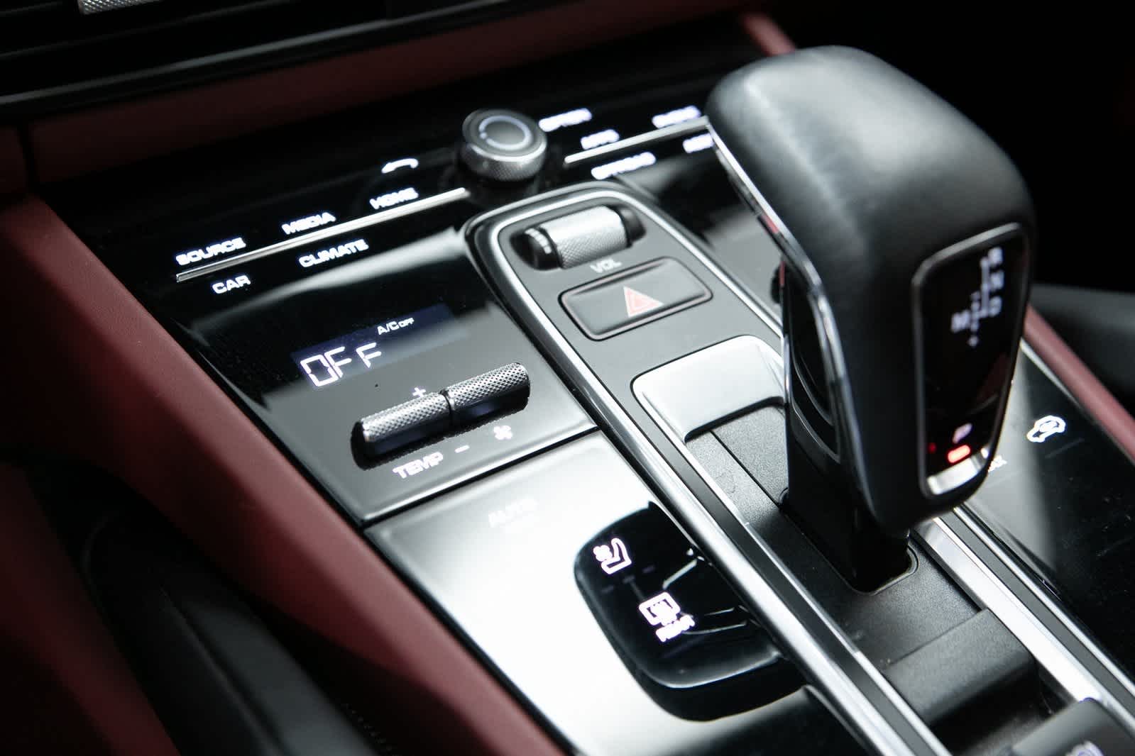 Thumbnail: 2022 Porsche Cayenne - 22