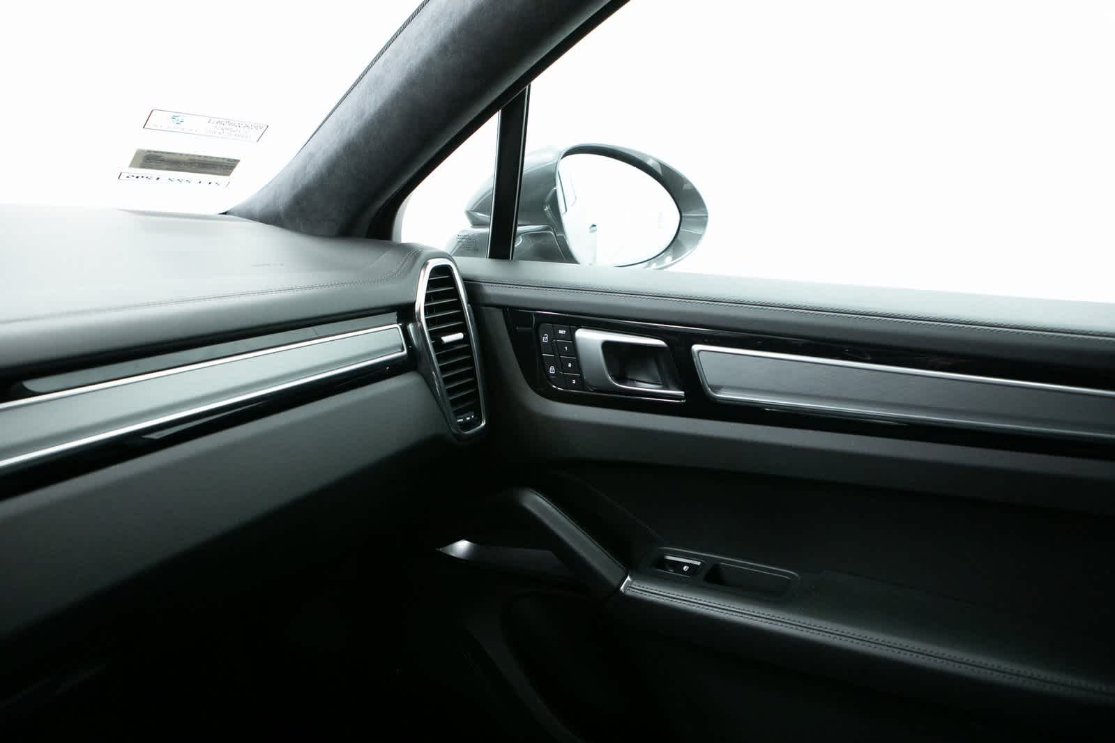 Thumbnail: 2022 Porsche Cayenne - 24