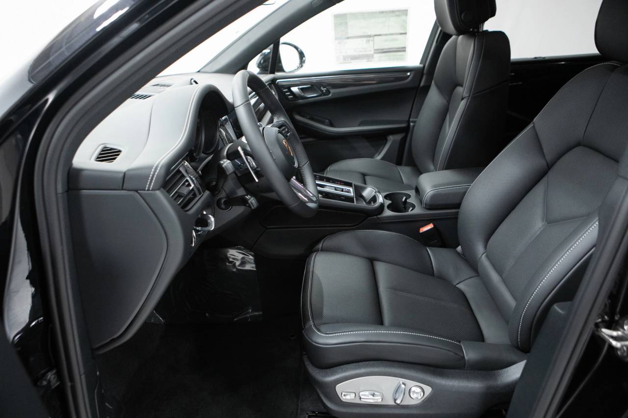 Thumbnail: 2026 Porsche Macan - 23