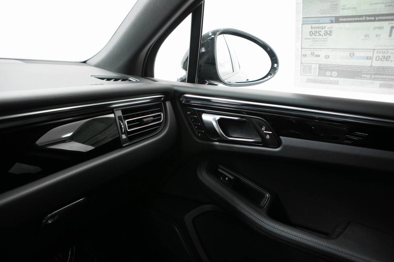 Thumbnail: 2026 Porsche Macan - 33