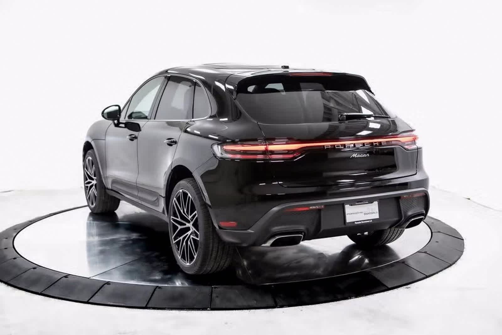 2025 Porsche Macan Base photo 2