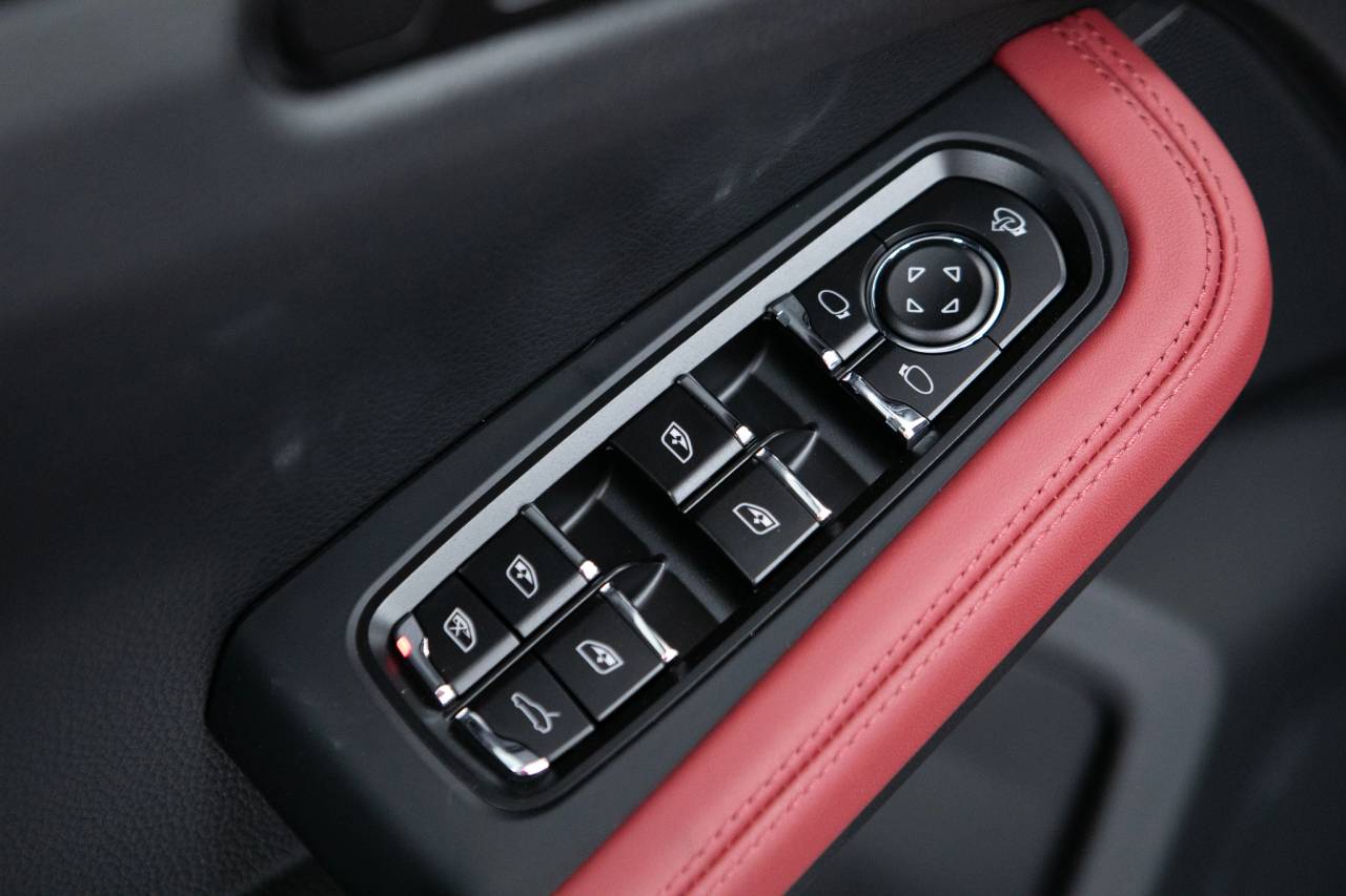 Thumbnail: 2026 Porsche Macan - 25
