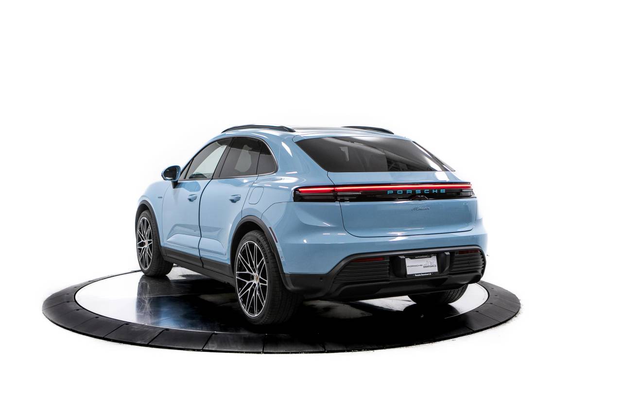 Thumbnail: 2026 Porsche Macan - 3