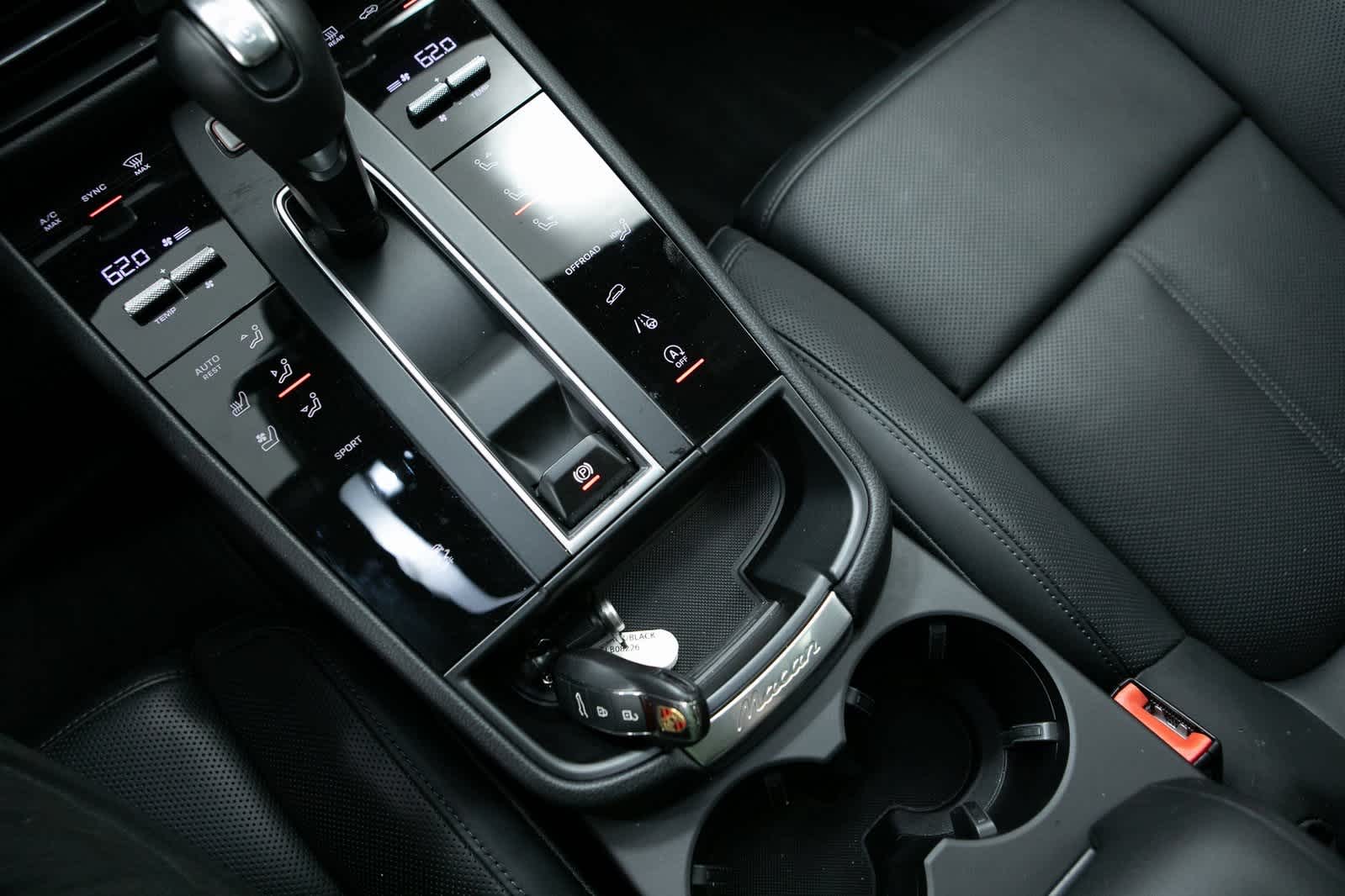 Thumbnail: 2025 Porsche Macan - 23