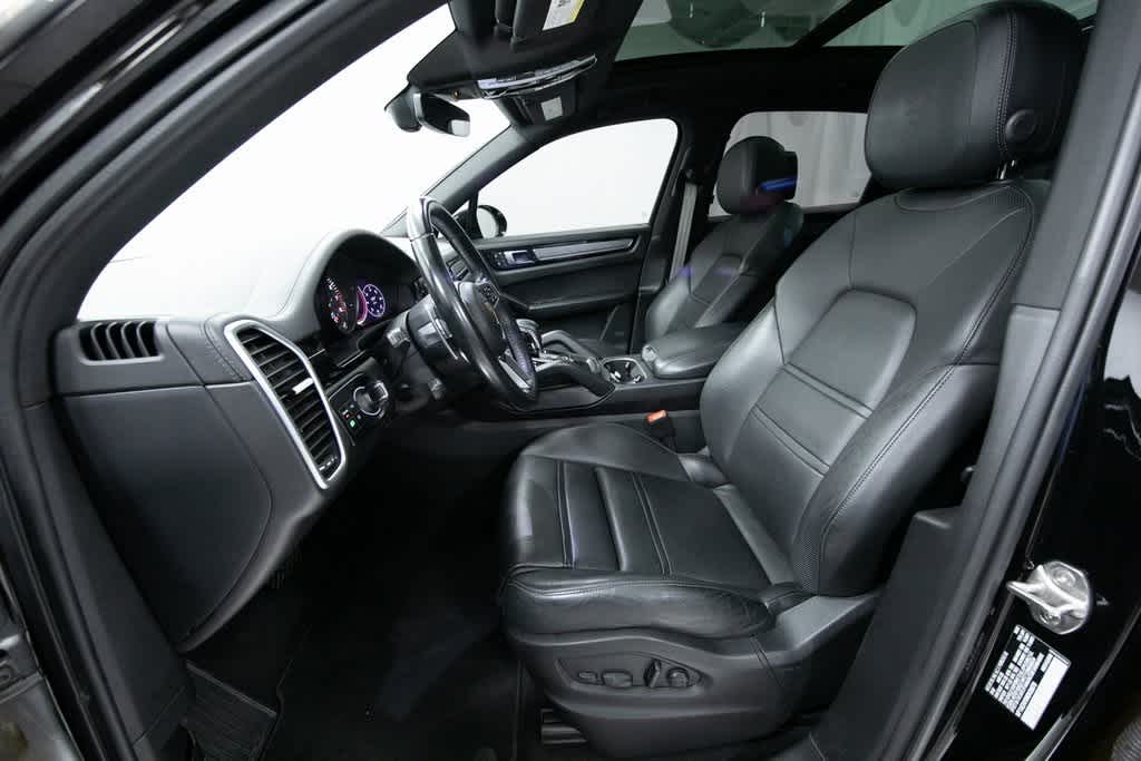 Thumbnail: 2022 Porsche Cayenne - 16