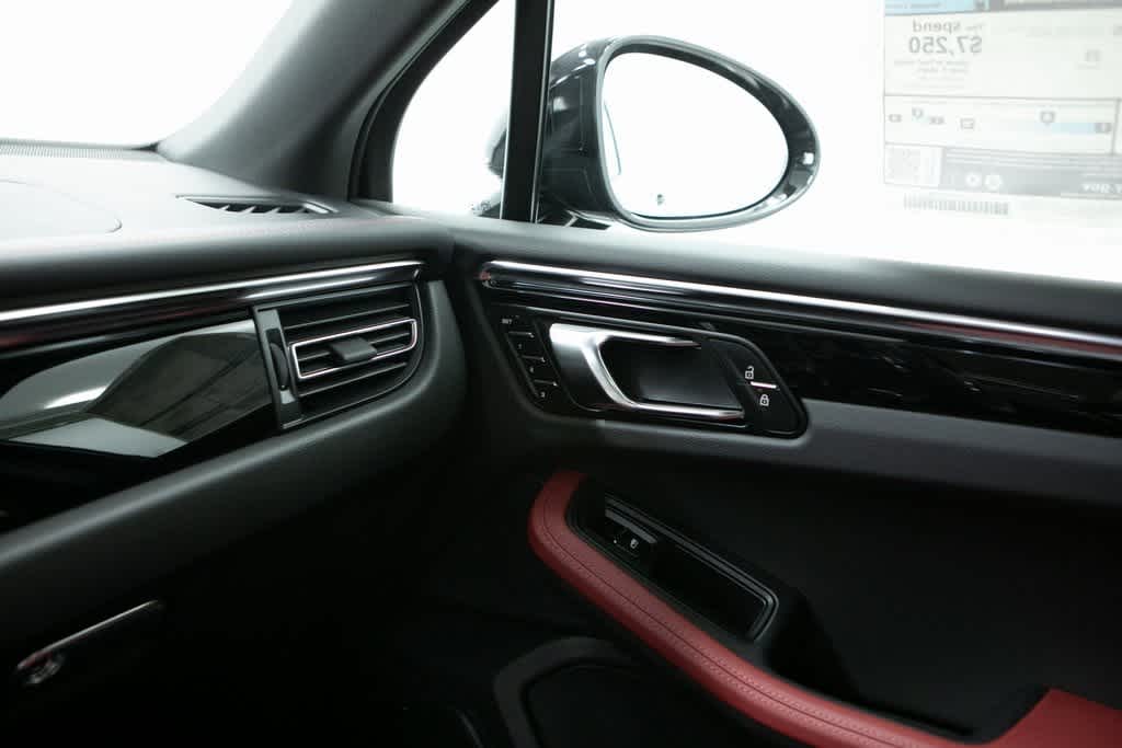 Thumbnail: 2025 Porsche Macan - 29