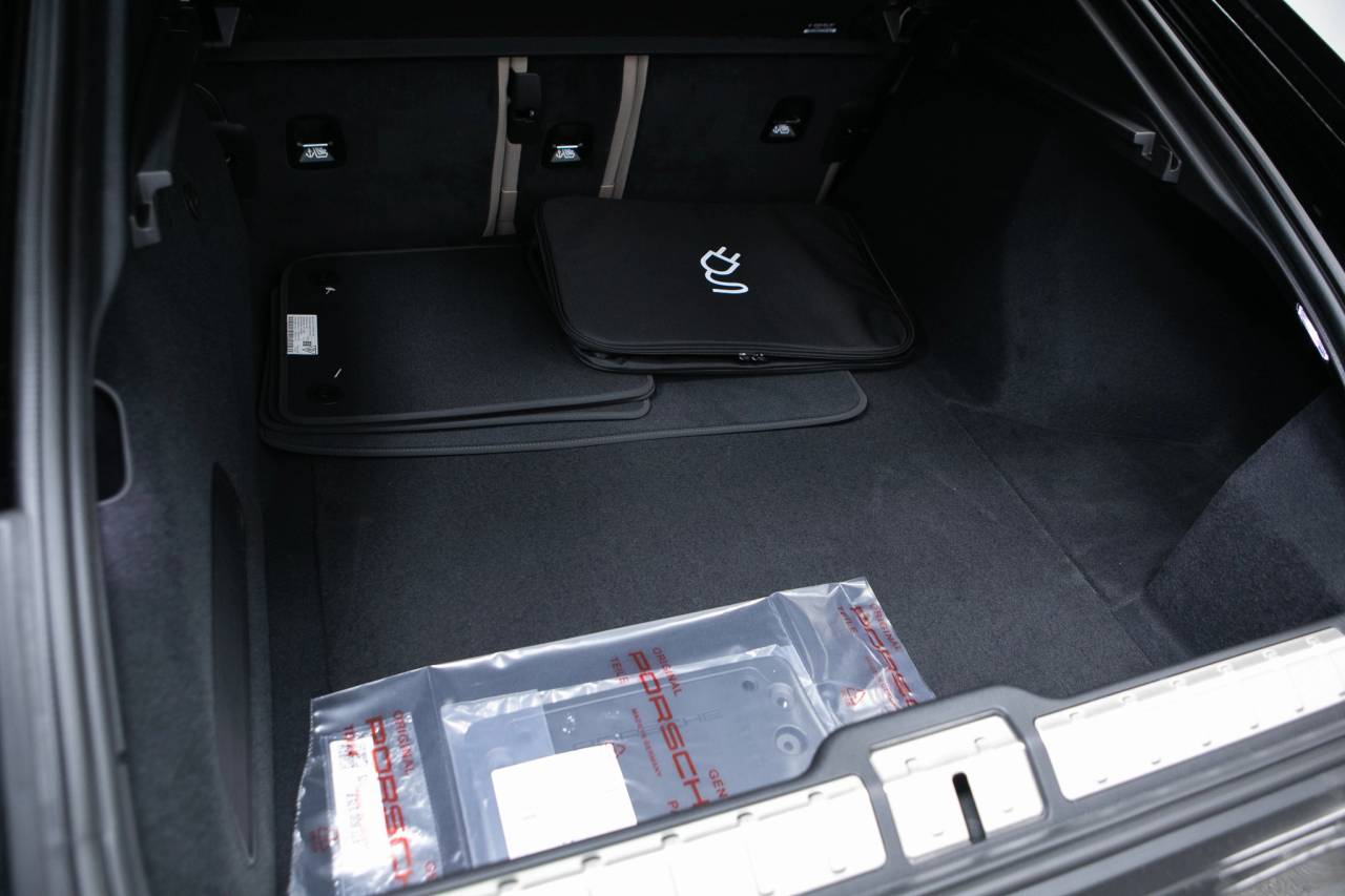 Thumbnail: 2026 Porsche Panamera - 39