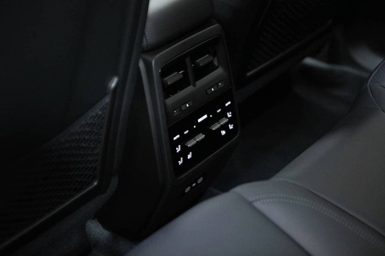 Thumbnail: 2026 Porsche Macan - 37