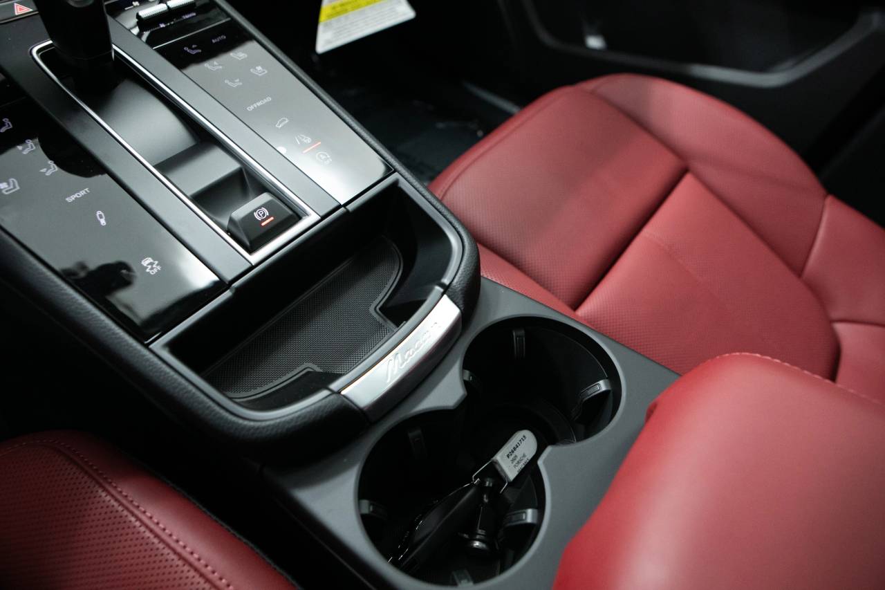 Thumbnail: 2026 Porsche Macan - 31