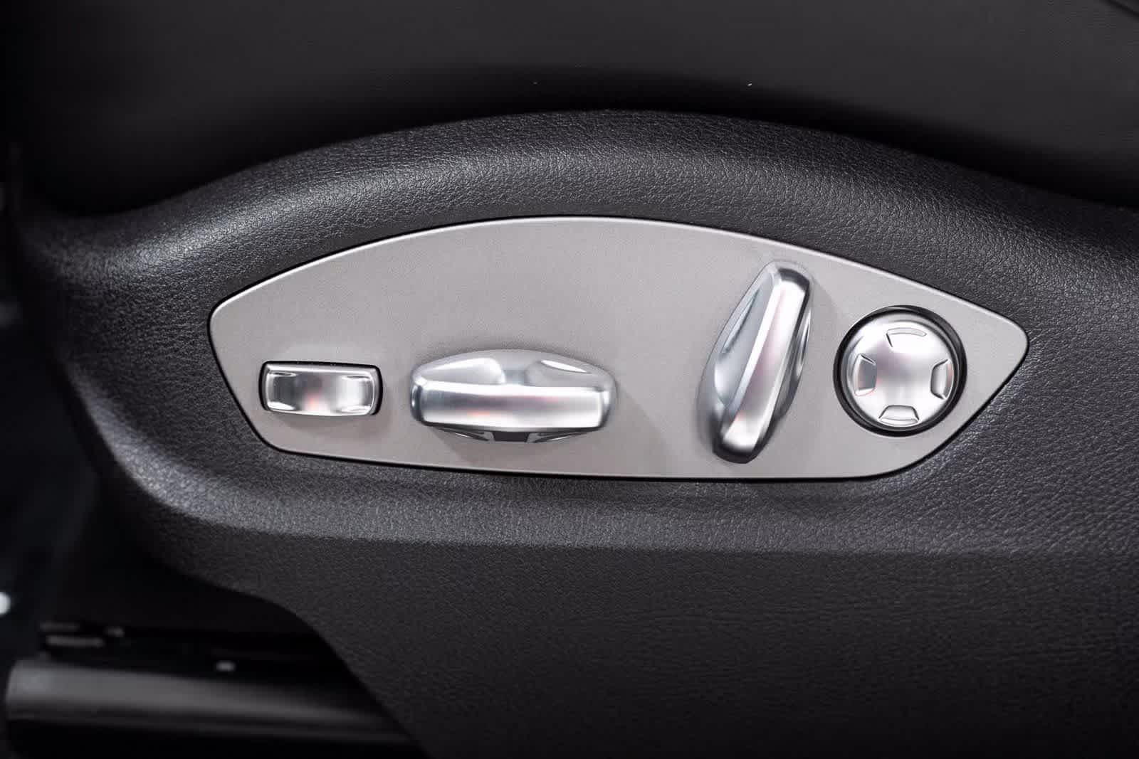 Thumbnail: 2025 Porsche Macan - 17