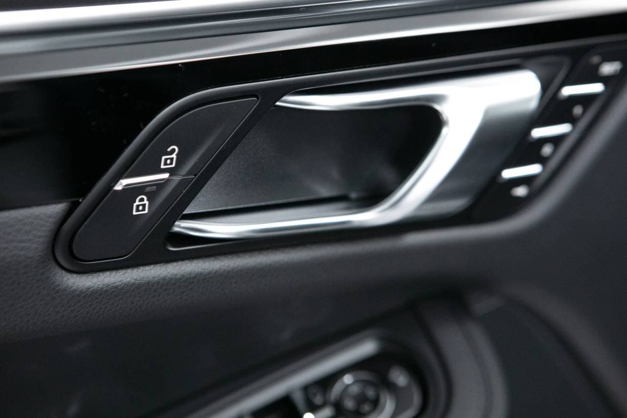 Thumbnail: 2026 Porsche Macan - 25