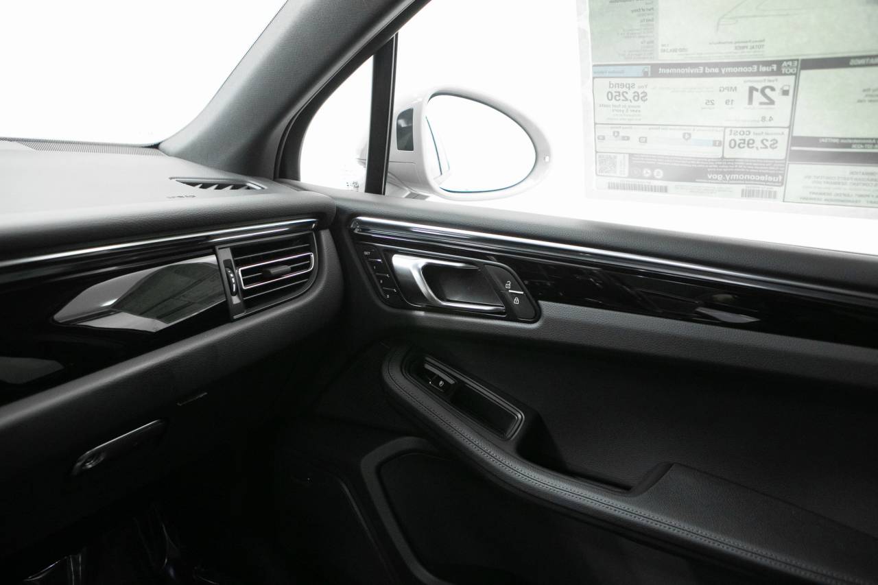 Thumbnail: 2026 Porsche Macan - 30