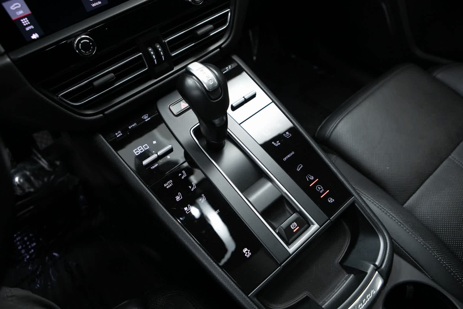 Thumbnail: 2023 Porsche Macan - 21