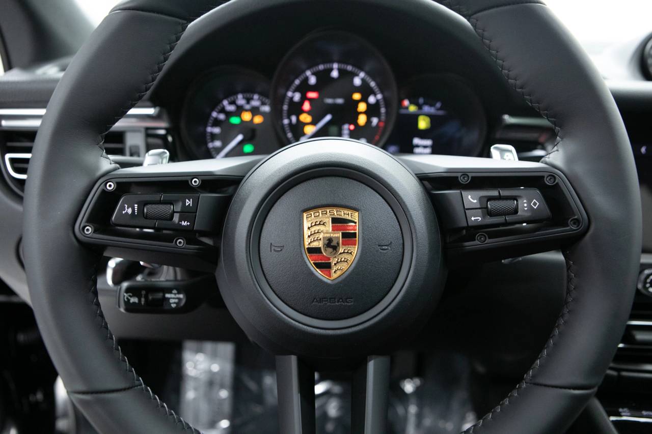 Thumbnail: 2026 Porsche Macan - 21