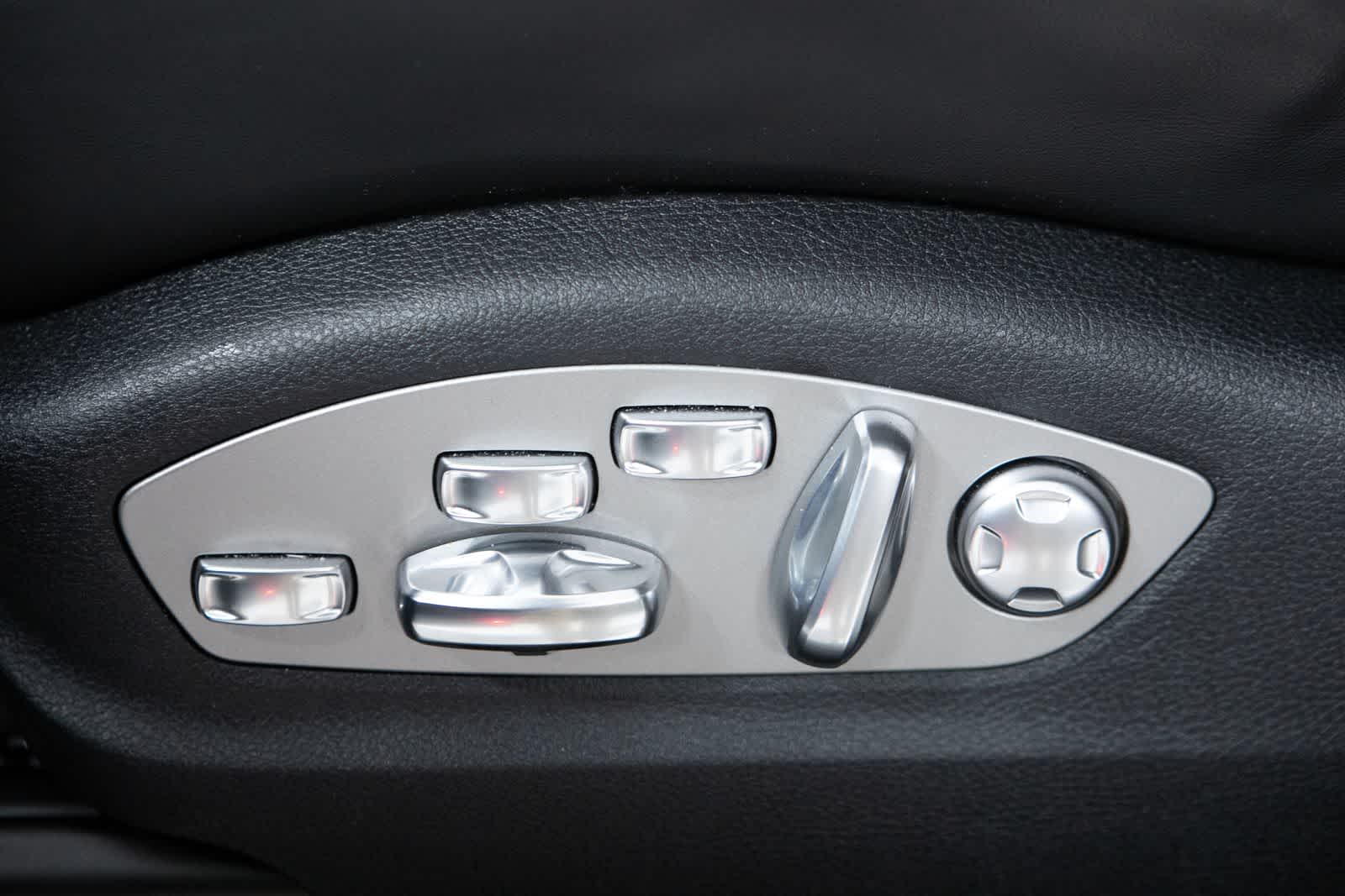 Thumbnail: 2026 Porsche Macan - 24