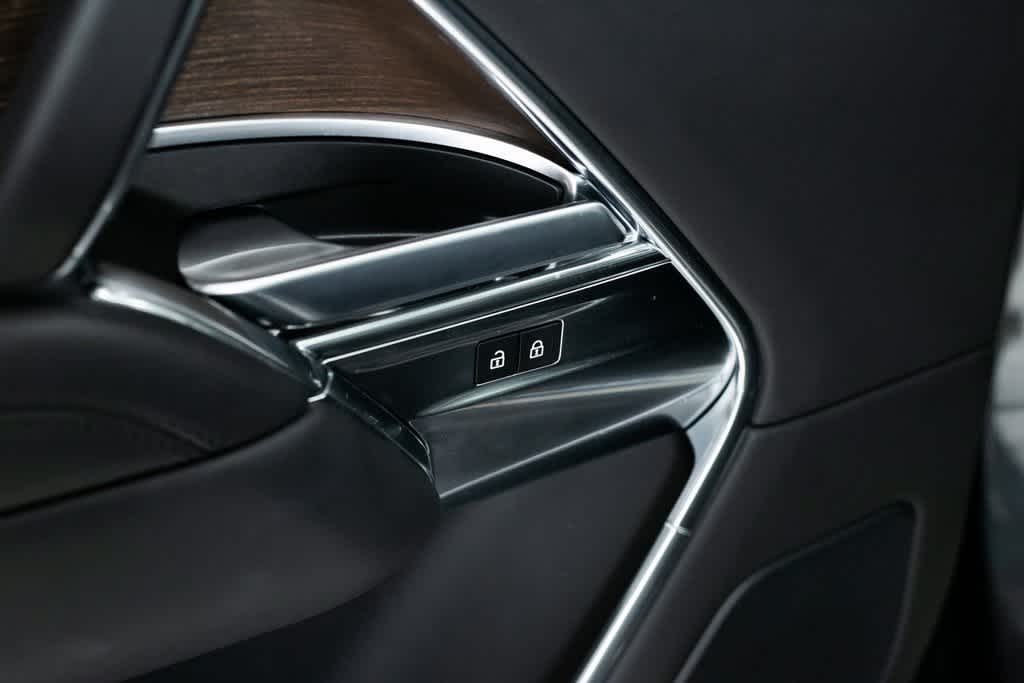 Thumbnail: 2023 Land Rover Range Rover - 21
