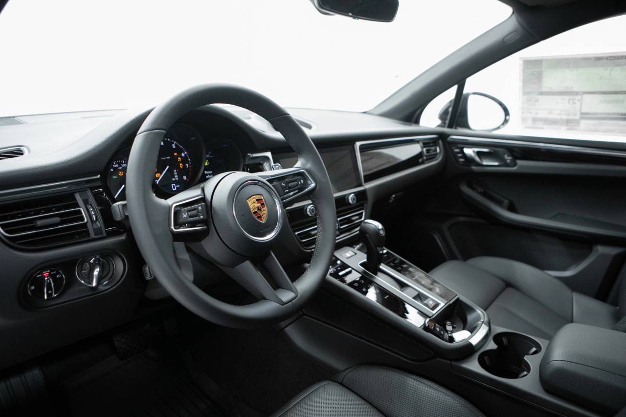 Thumbnail: 2026 Porsche Macan - 4