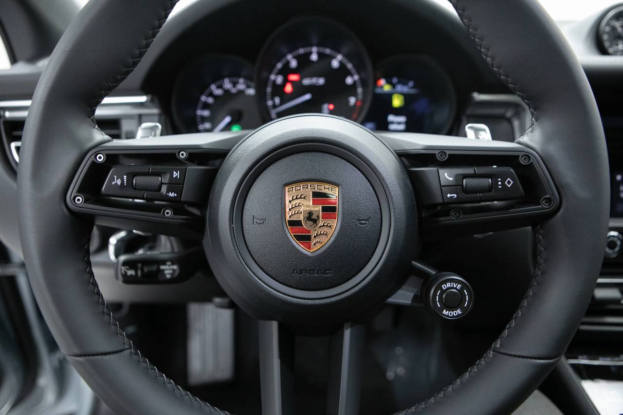 Thumbnail: 2026 Porsche Macan - 21