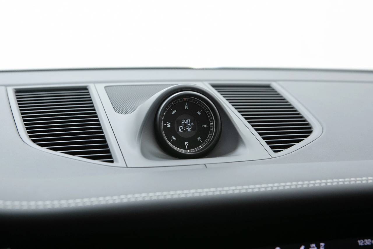 Thumbnail: 2026 Porsche Macan - 30