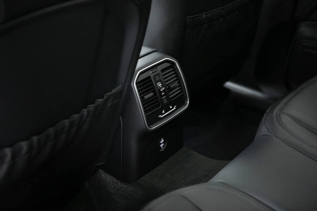 Thumbnail: 2026 Porsche Macan - 37