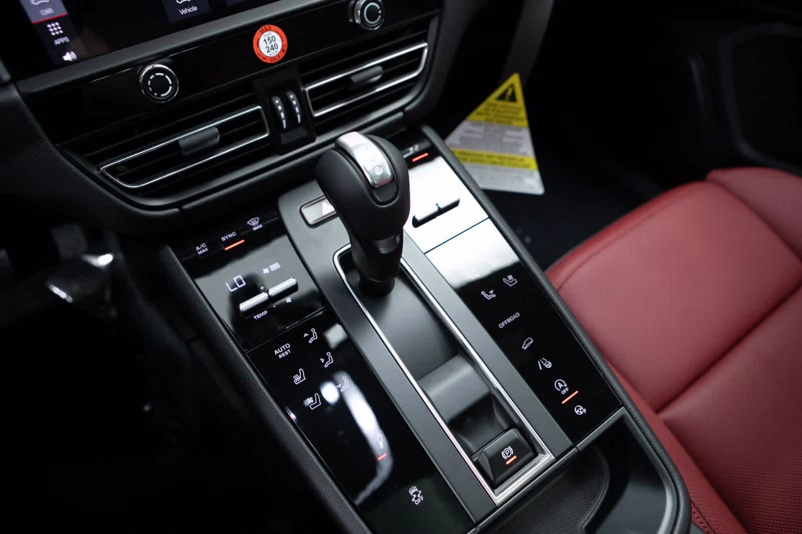 Thumbnail: 2025 Porsche Macan - 16