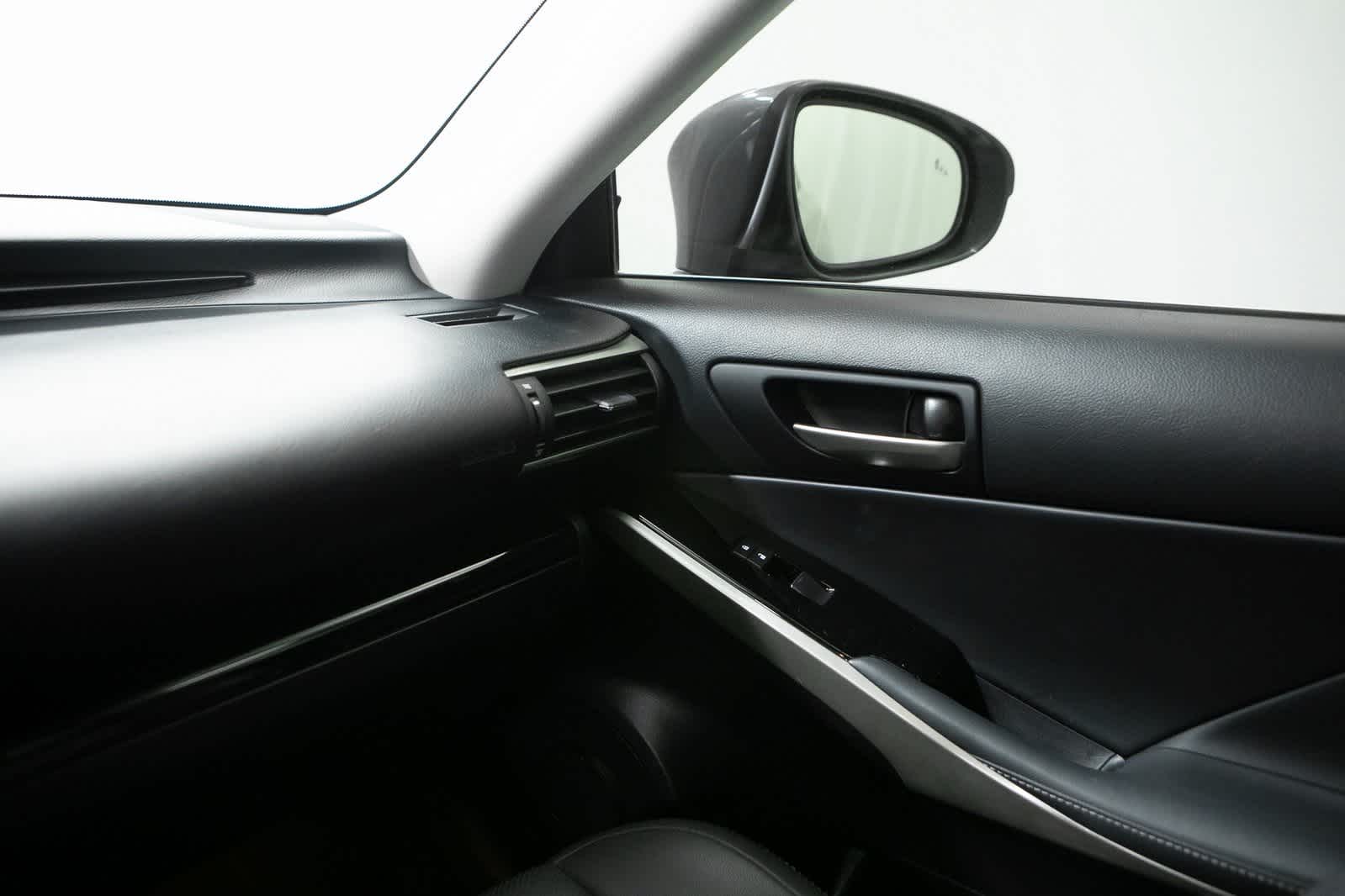 Thumbnail: 2019 Lexus IS - 23