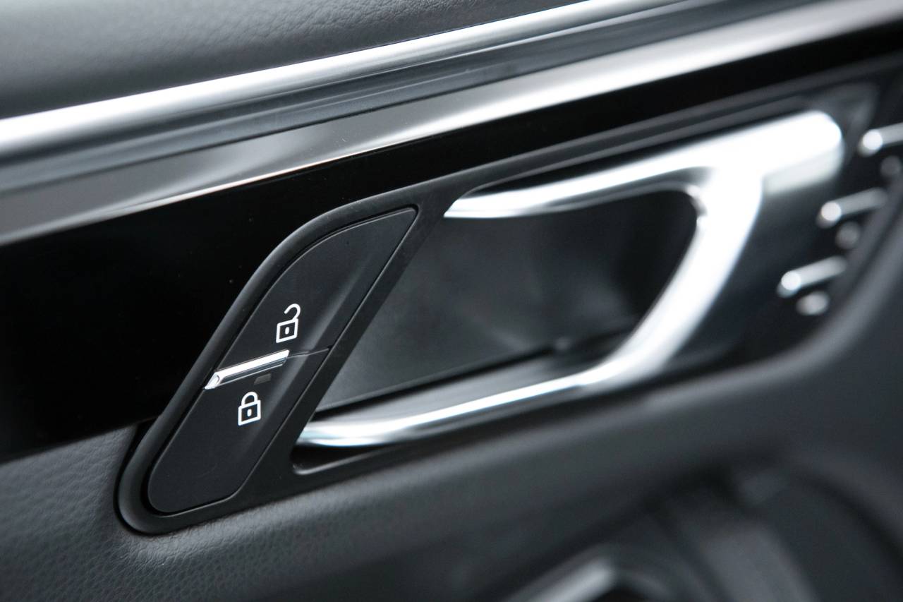 Thumbnail: 2026 Porsche Macan - 25