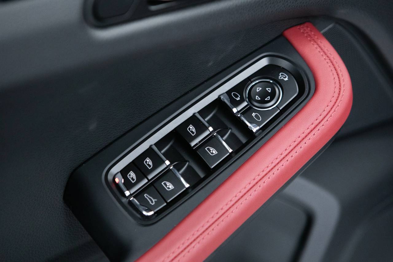 Thumbnail: 2026 Porsche Macan - 24