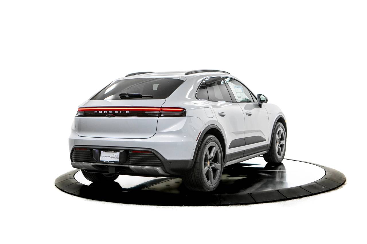 Thumbnail: 2026 Porsche Macan - 7