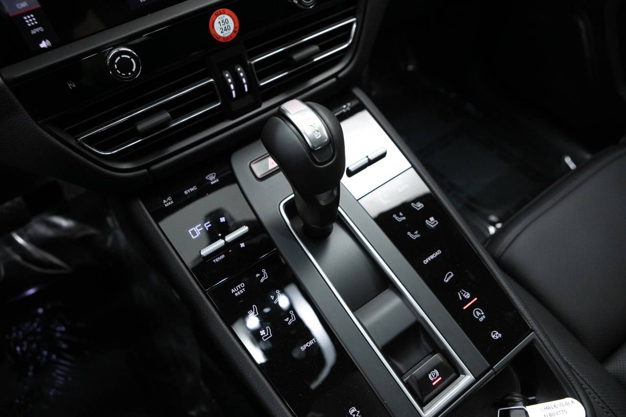 Thumbnail: 2026 Porsche Macan - 27