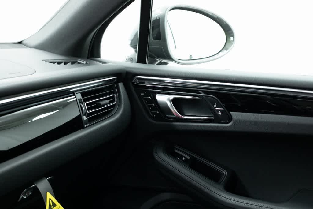 Thumbnail: 2025 Porsche Macan - 28