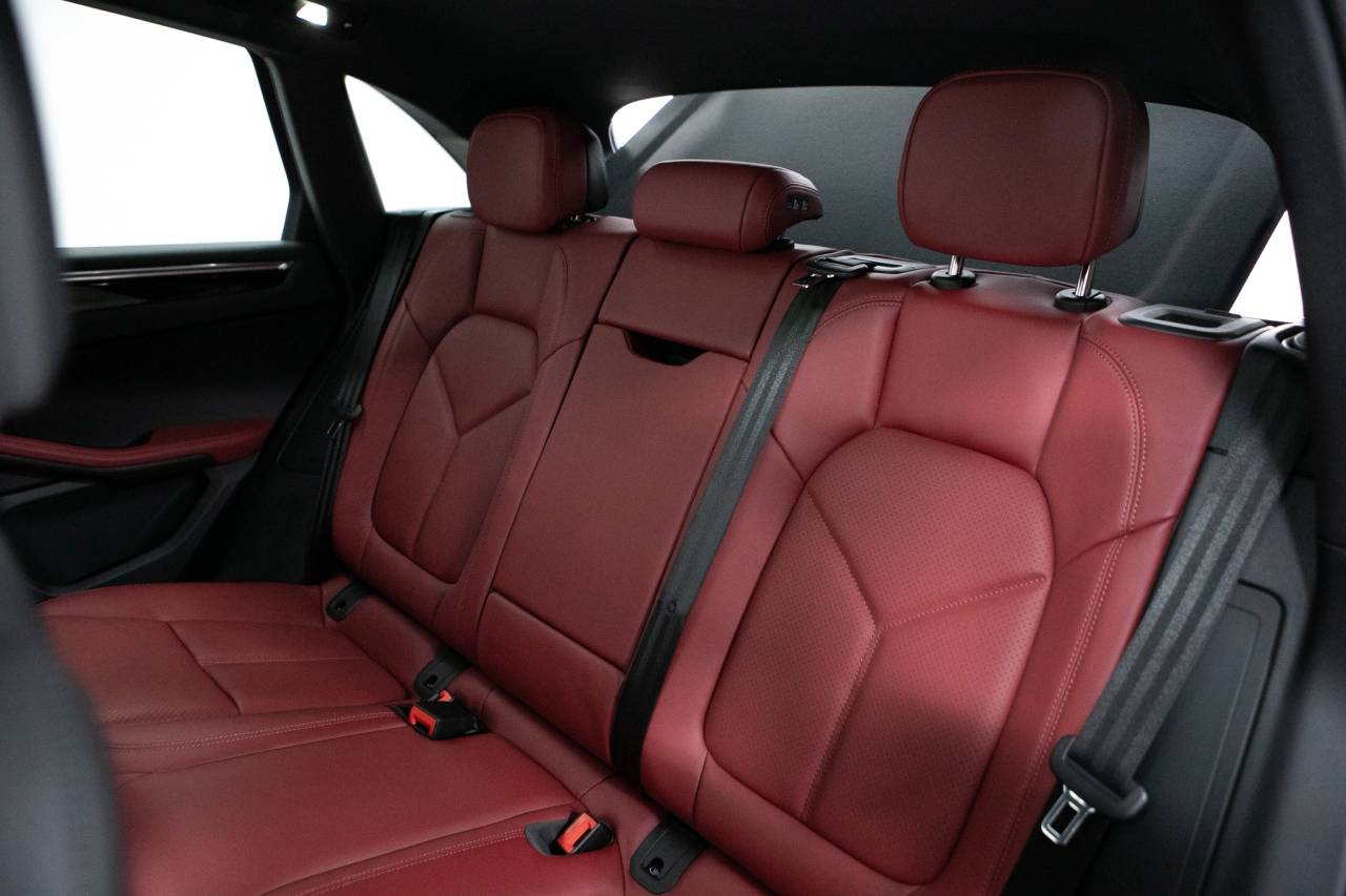 Thumbnail: 2026 Porsche Macan - 36
