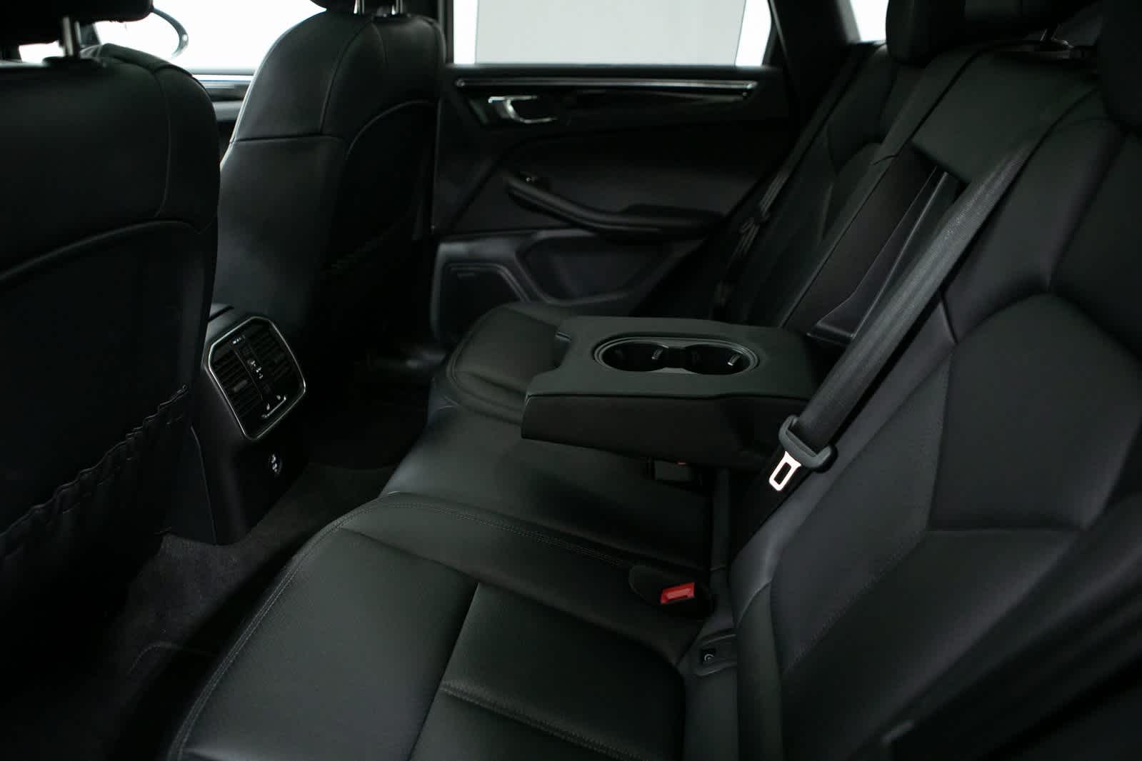 Thumbnail: 2025 Porsche Macan - 30