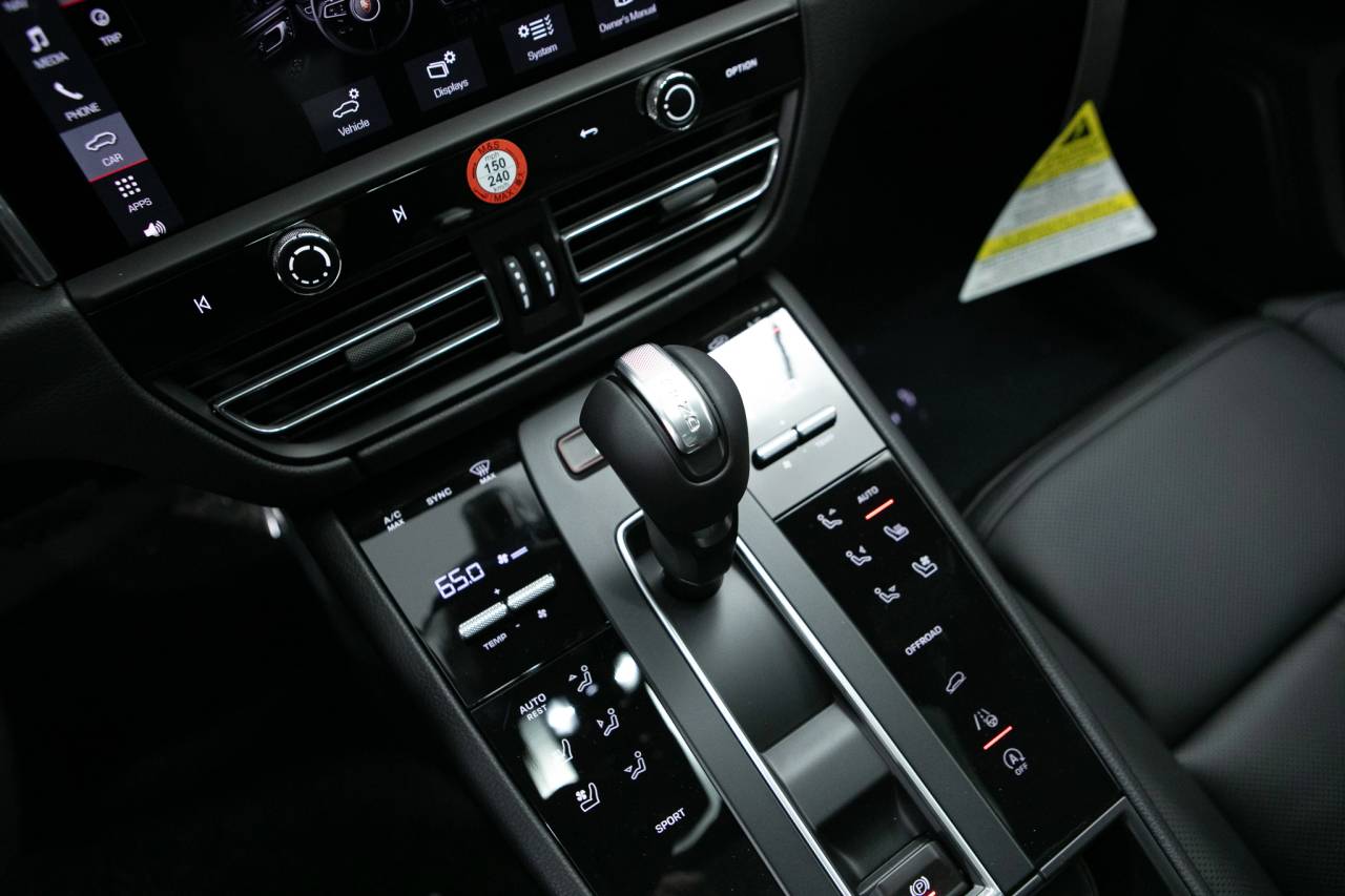 Thumbnail: 2026 Porsche Macan - 28