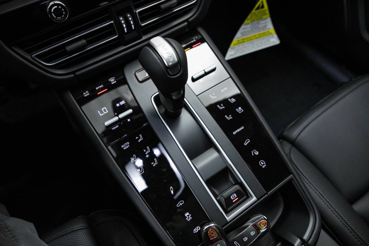 Thumbnail: 2026 Porsche Macan - 28