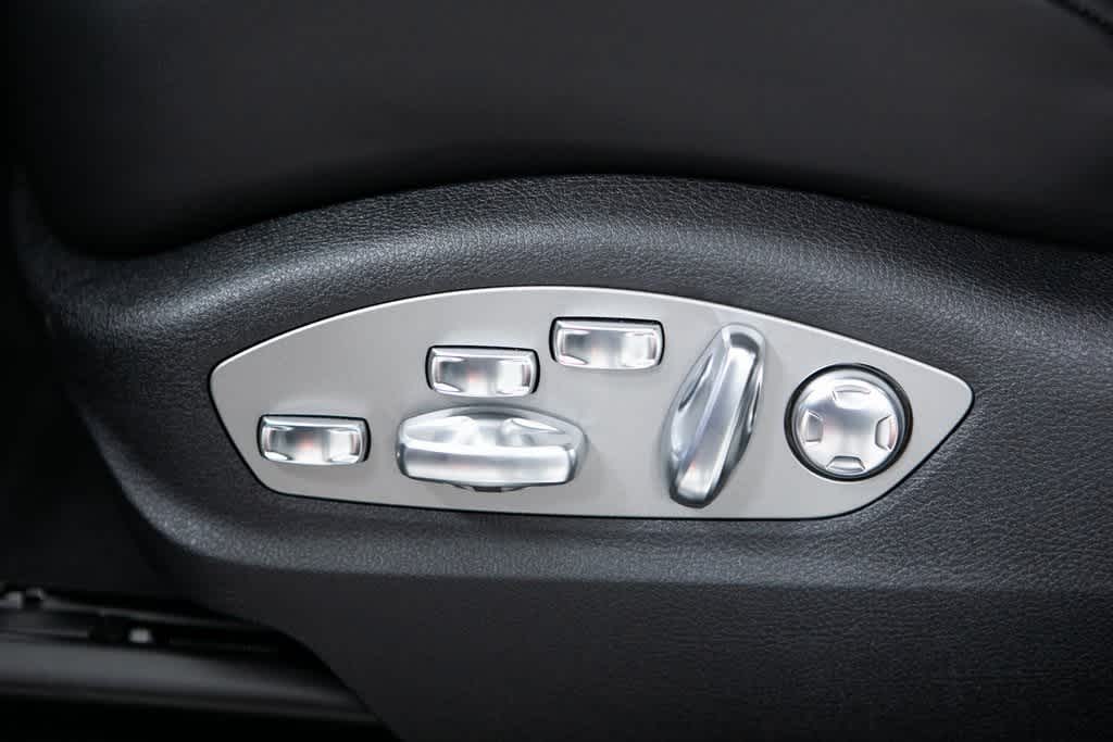 Thumbnail: 2025 Porsche Macan - 21