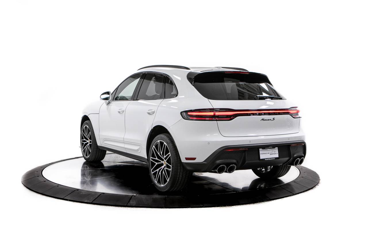 Thumbnail: 2026 Porsche Macan - 3