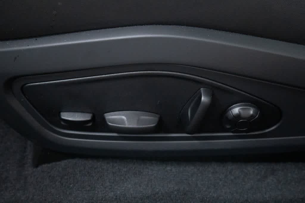 Thumbnail: 2025 Porsche Taycan - 16