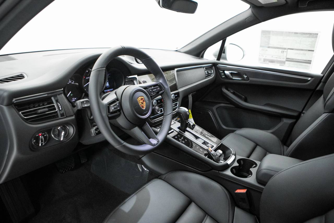 Thumbnail: 2026 Porsche Macan - 4